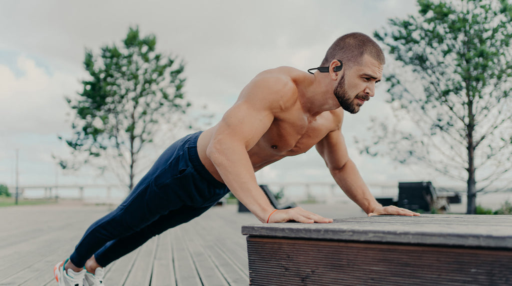 Man traint buiten met REBØNE Core